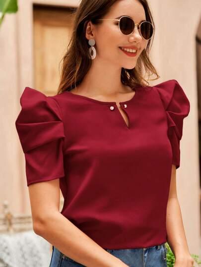 Blusa feminina elegante, com detalhes glamourosos que realçam o estilo e a sofisticação.