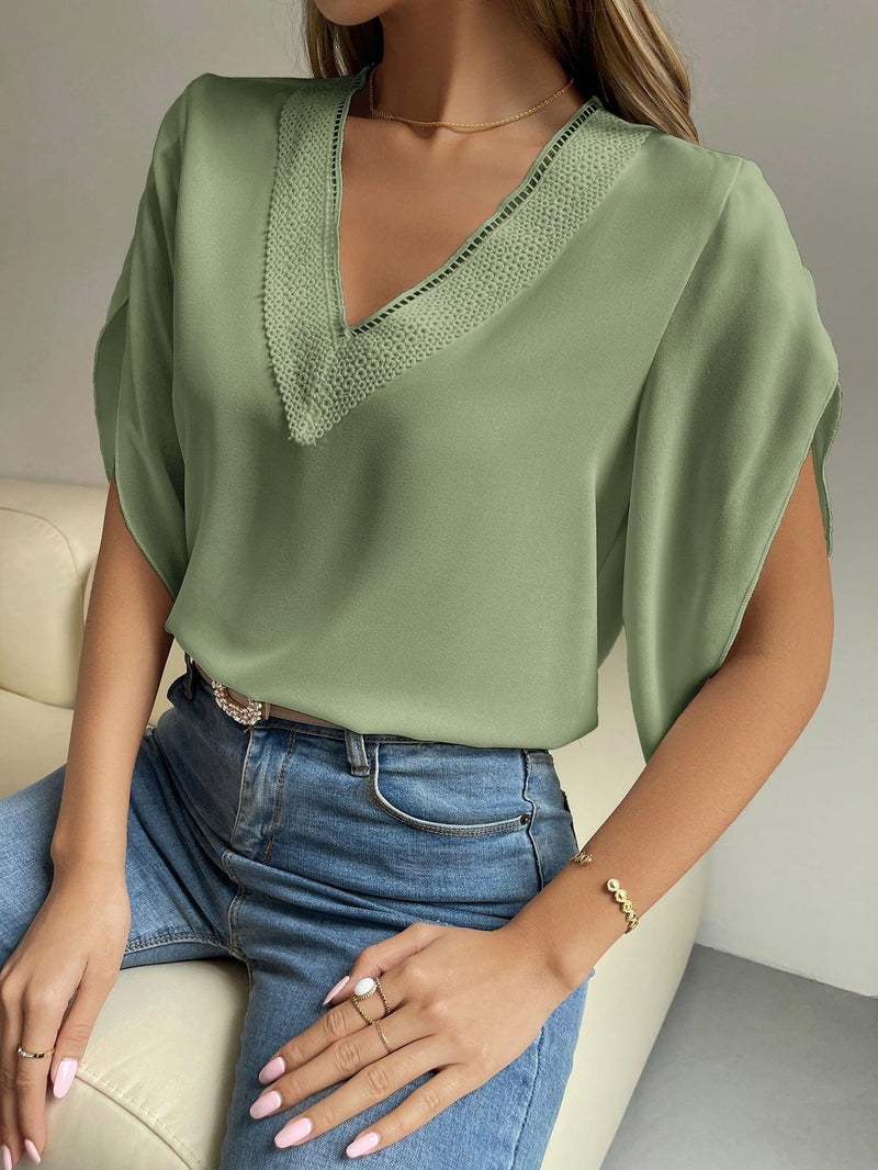 Blusa elegante e encantadora Meises, combinando delicadeza e charme em uma única peça.